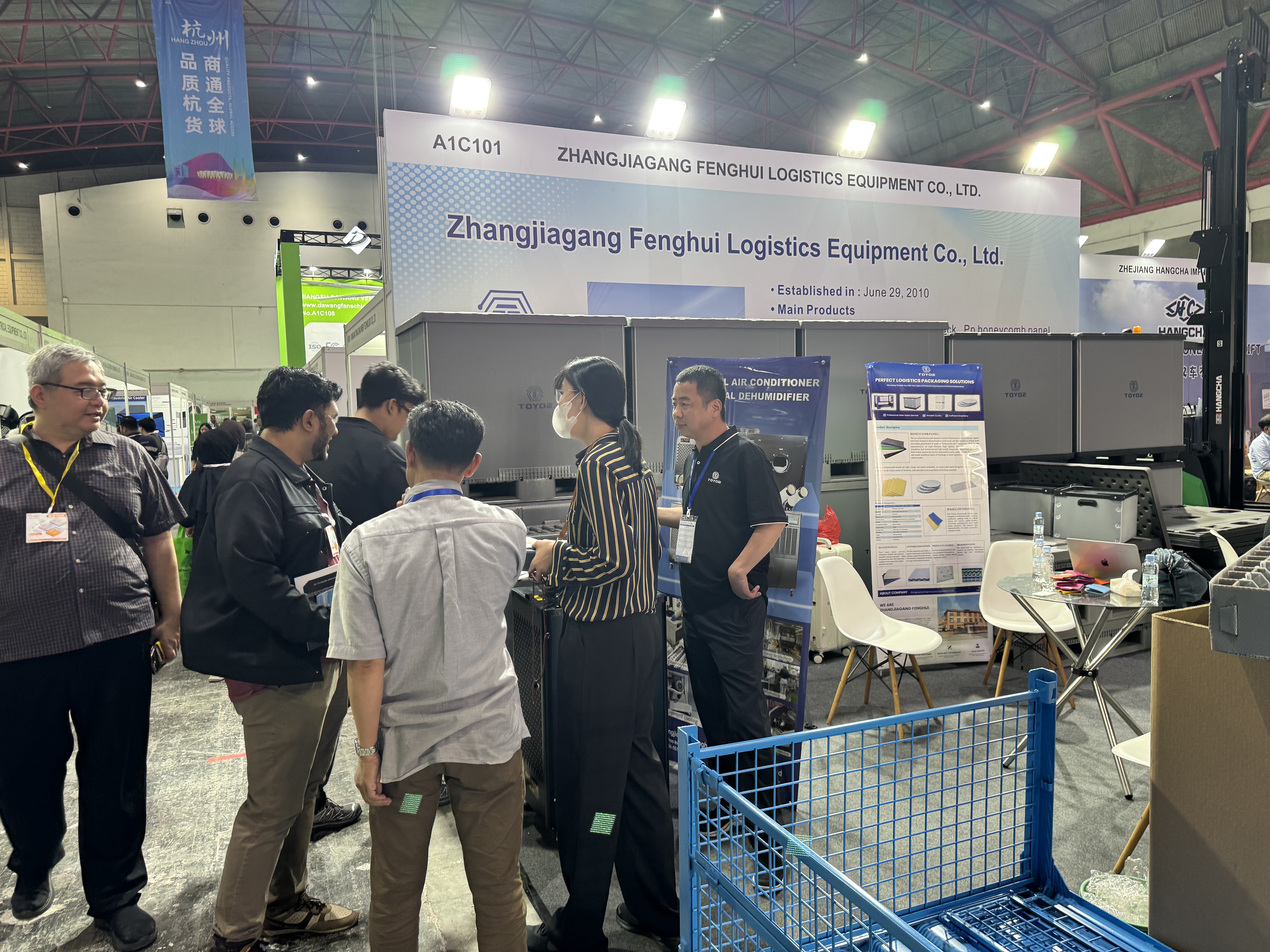 ถ่ายภาพหมู่ในนิทรรศการ