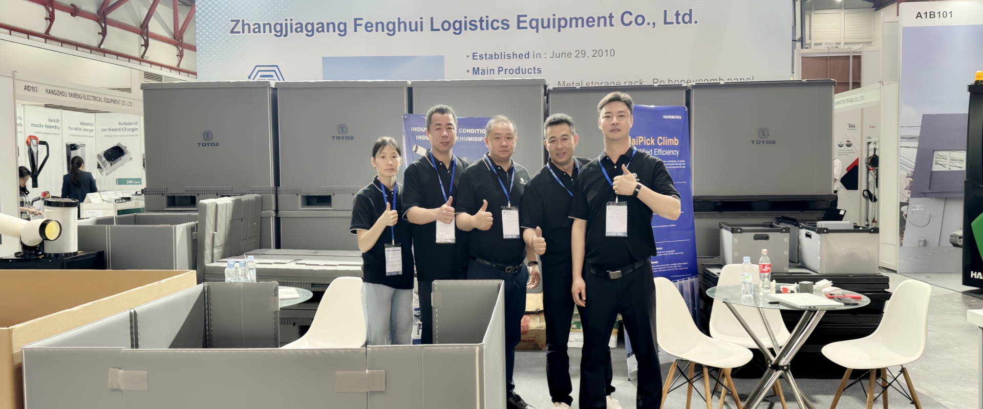 ภาพถ่ายหมู่ของผู้แสดงสินค้า