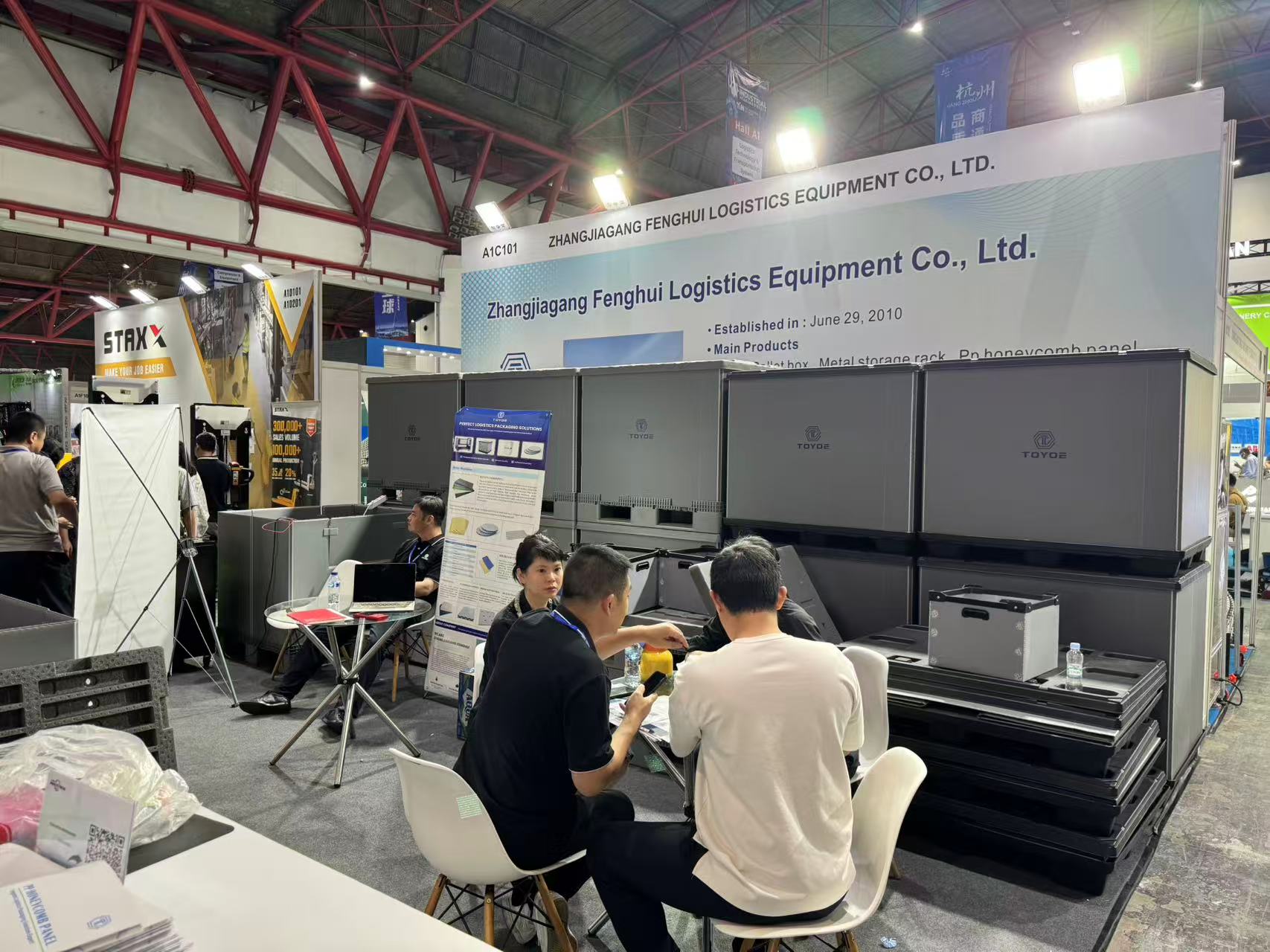 ถ่ายภาพหมู่ในนิทรรศการ