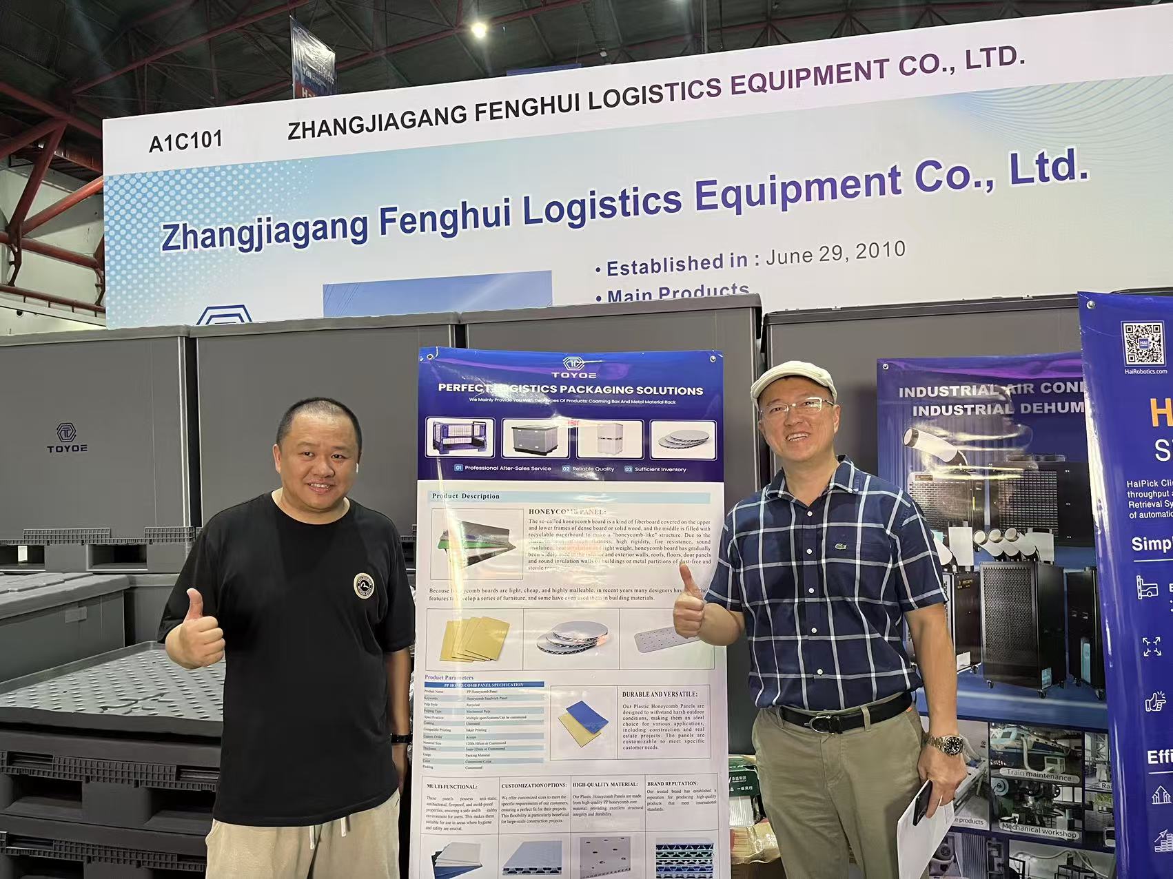 ภาพหมู่ลูกค้ารายใหญ่ภายในงานนิทรรศการ