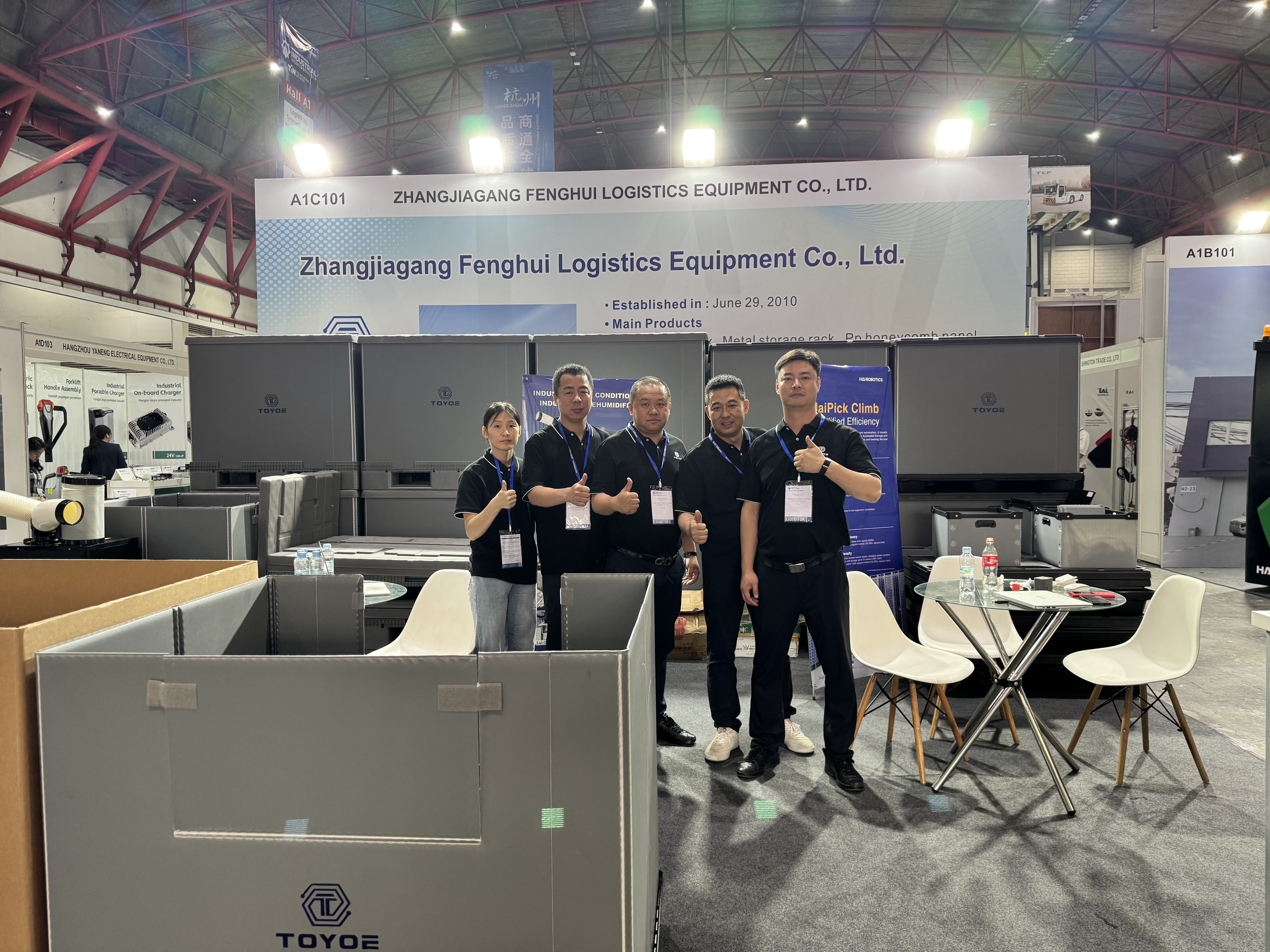 ถ่ายภาพหมู่ในนิทรรศการ