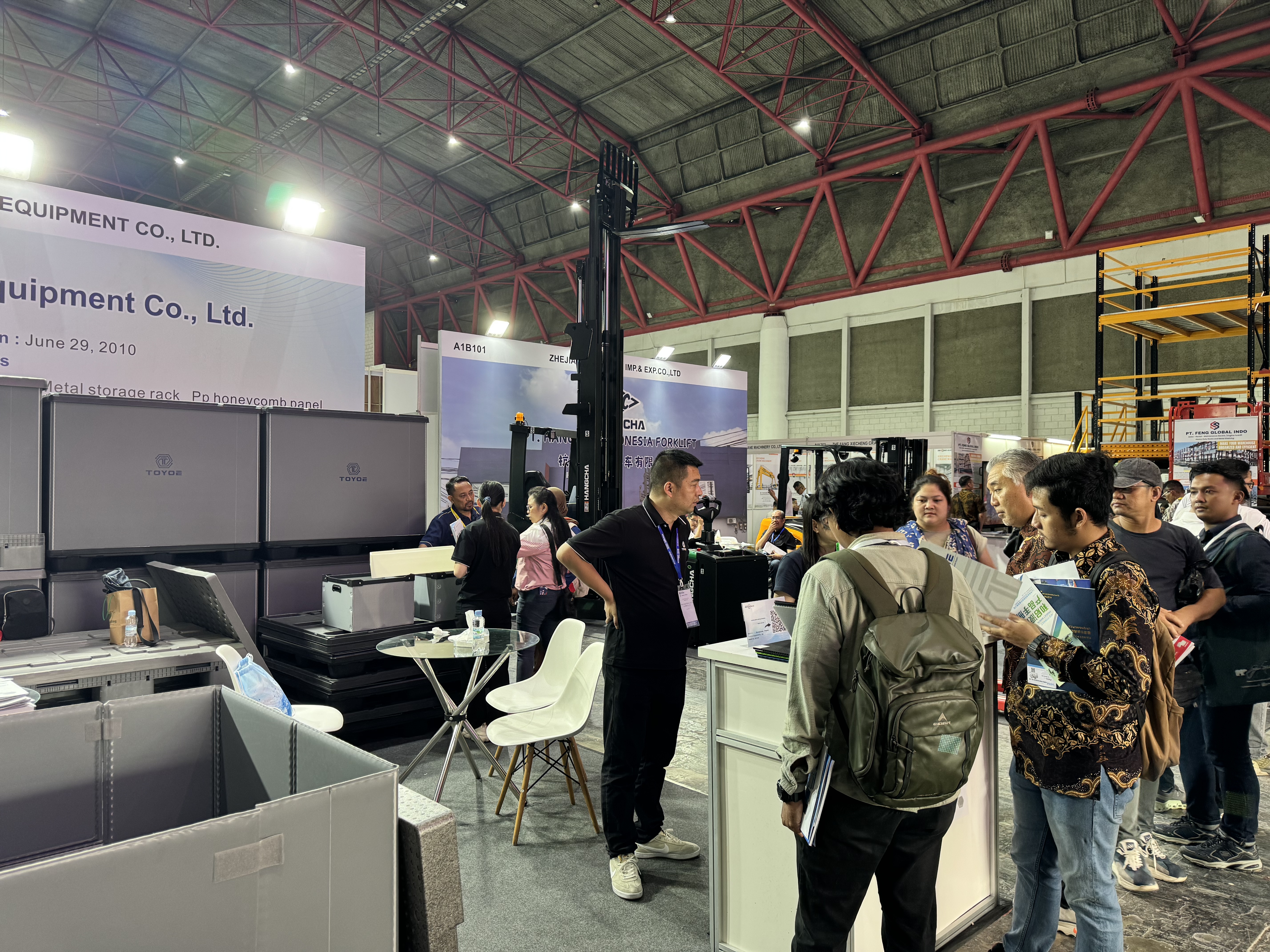 ถ่ายภาพหมู่ในนิทรรศการ