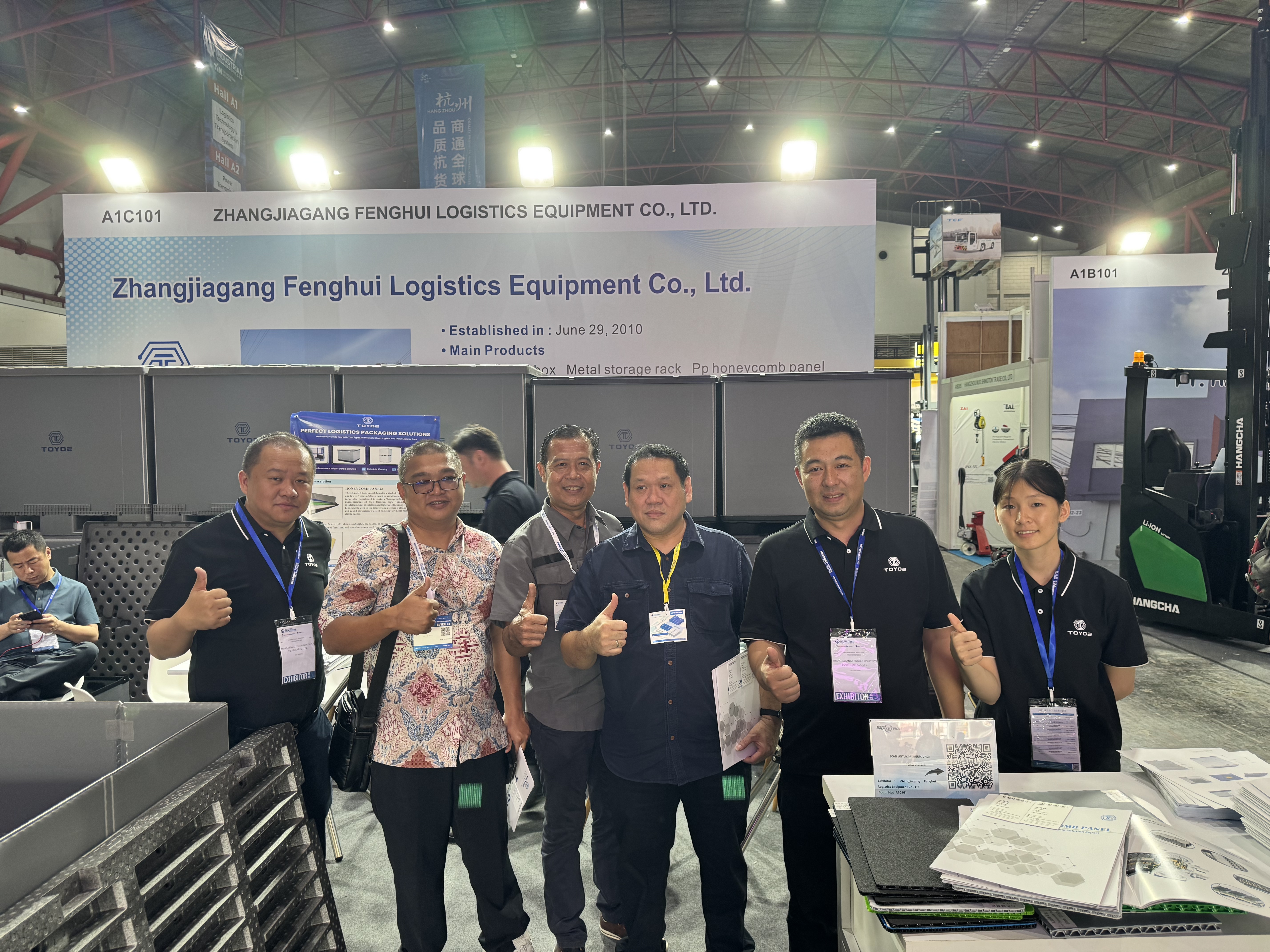 ถ่ายภาพหมู่ในนิทรรศการ