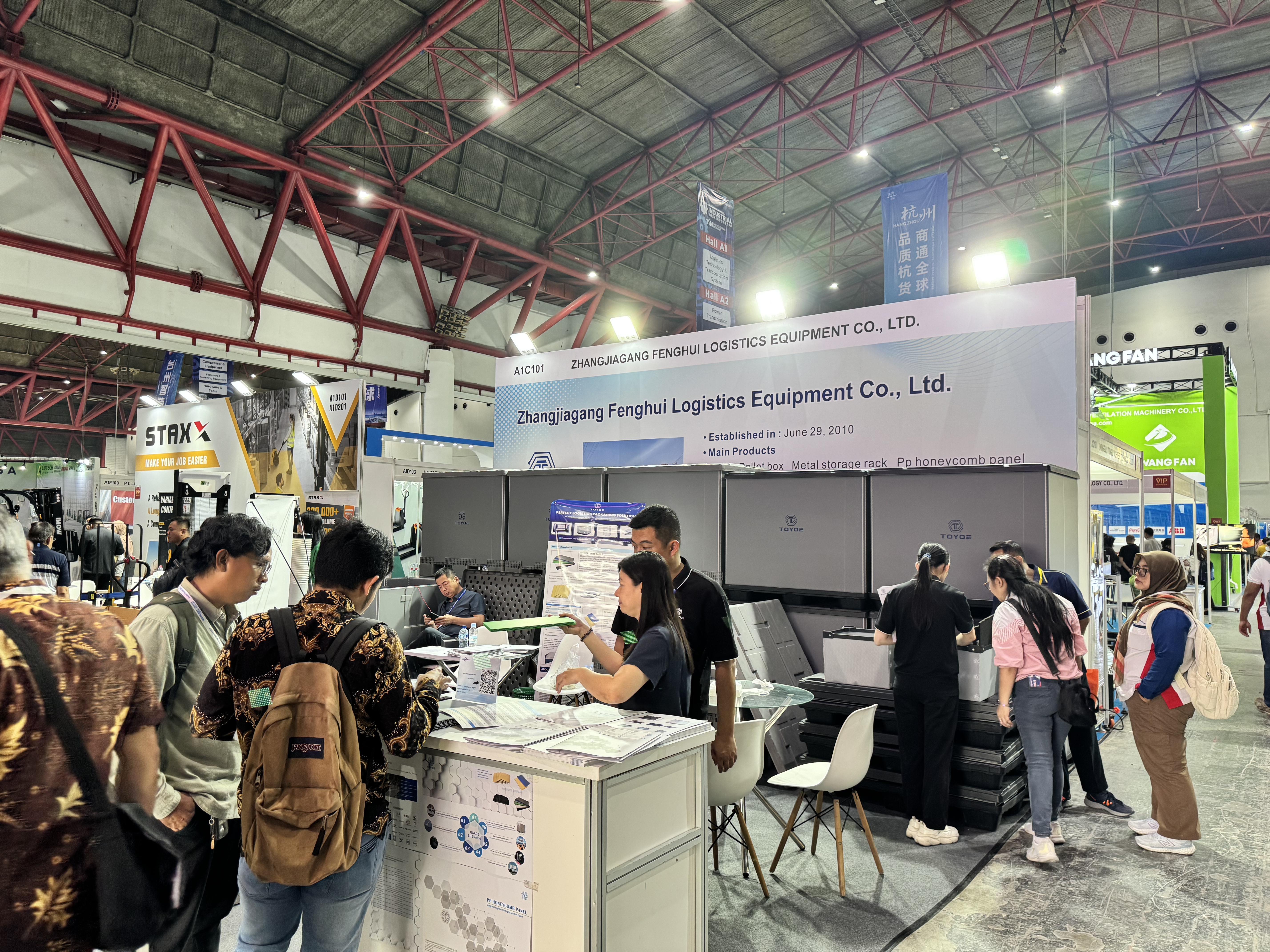 ถ่ายภาพหมู่ในนิทรรศการ