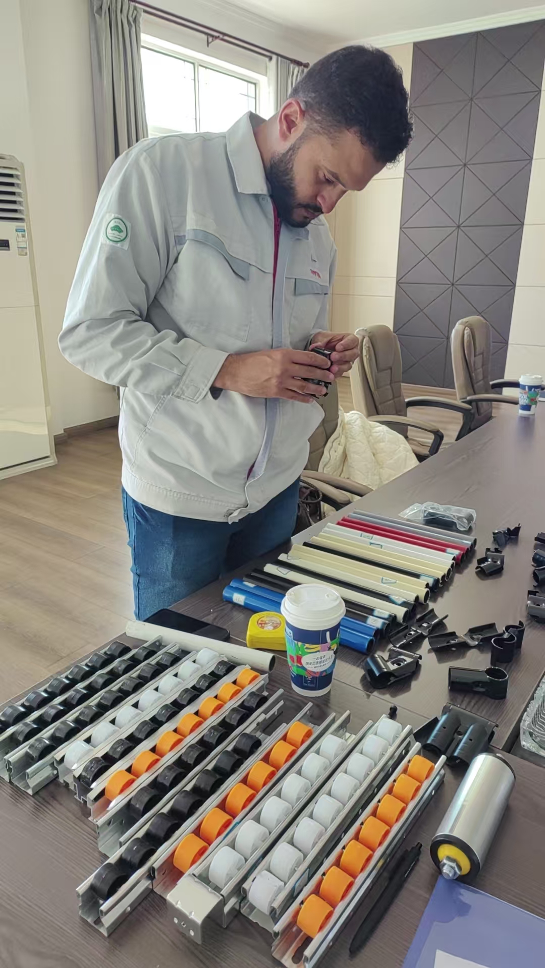 ลูกค้าตรวจสอบชิ้นส่วนของอุปกรณ์บรรจุภัณฑ์