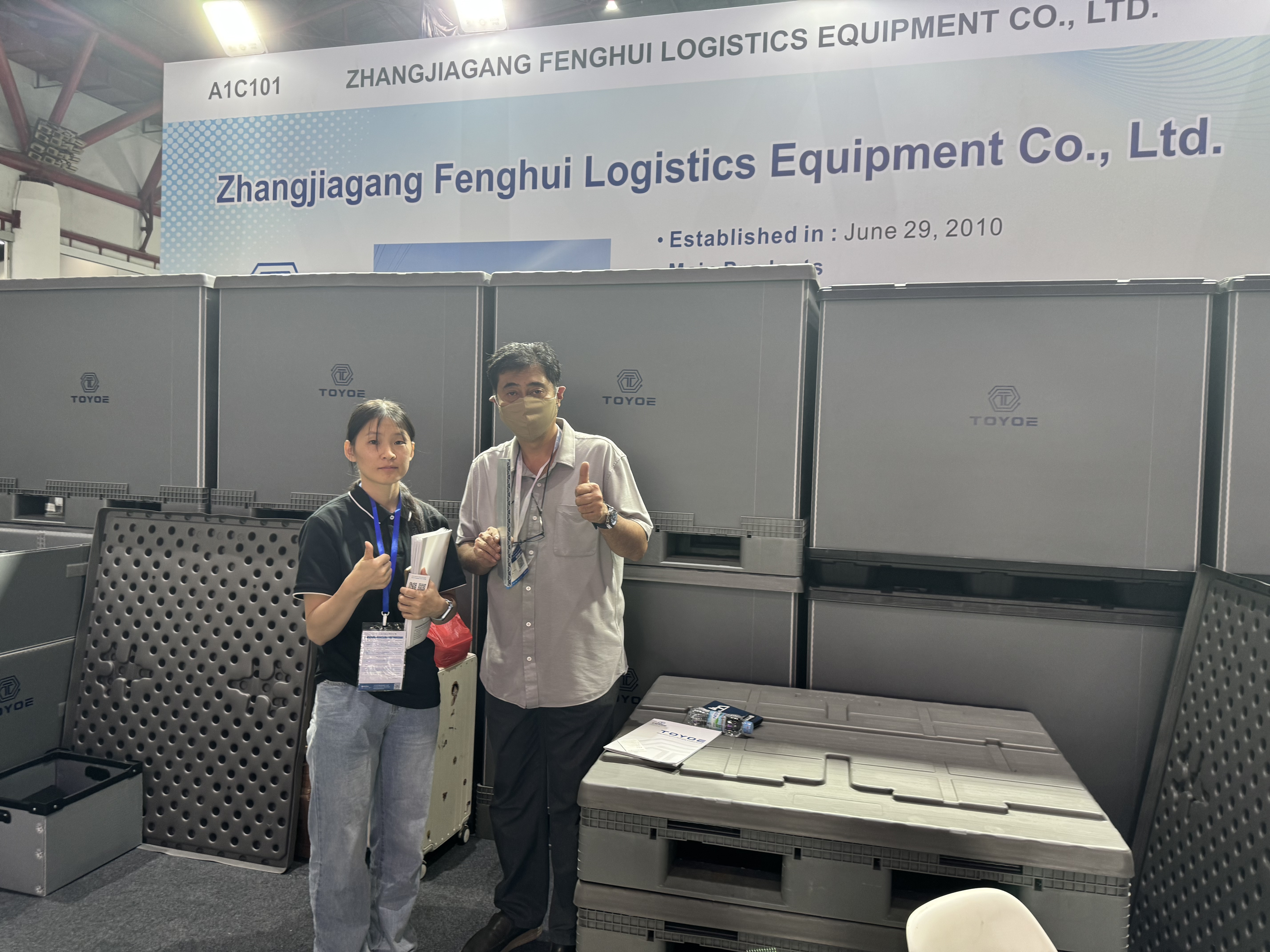 ถ่ายภาพหมู่ในนิทรรศการ