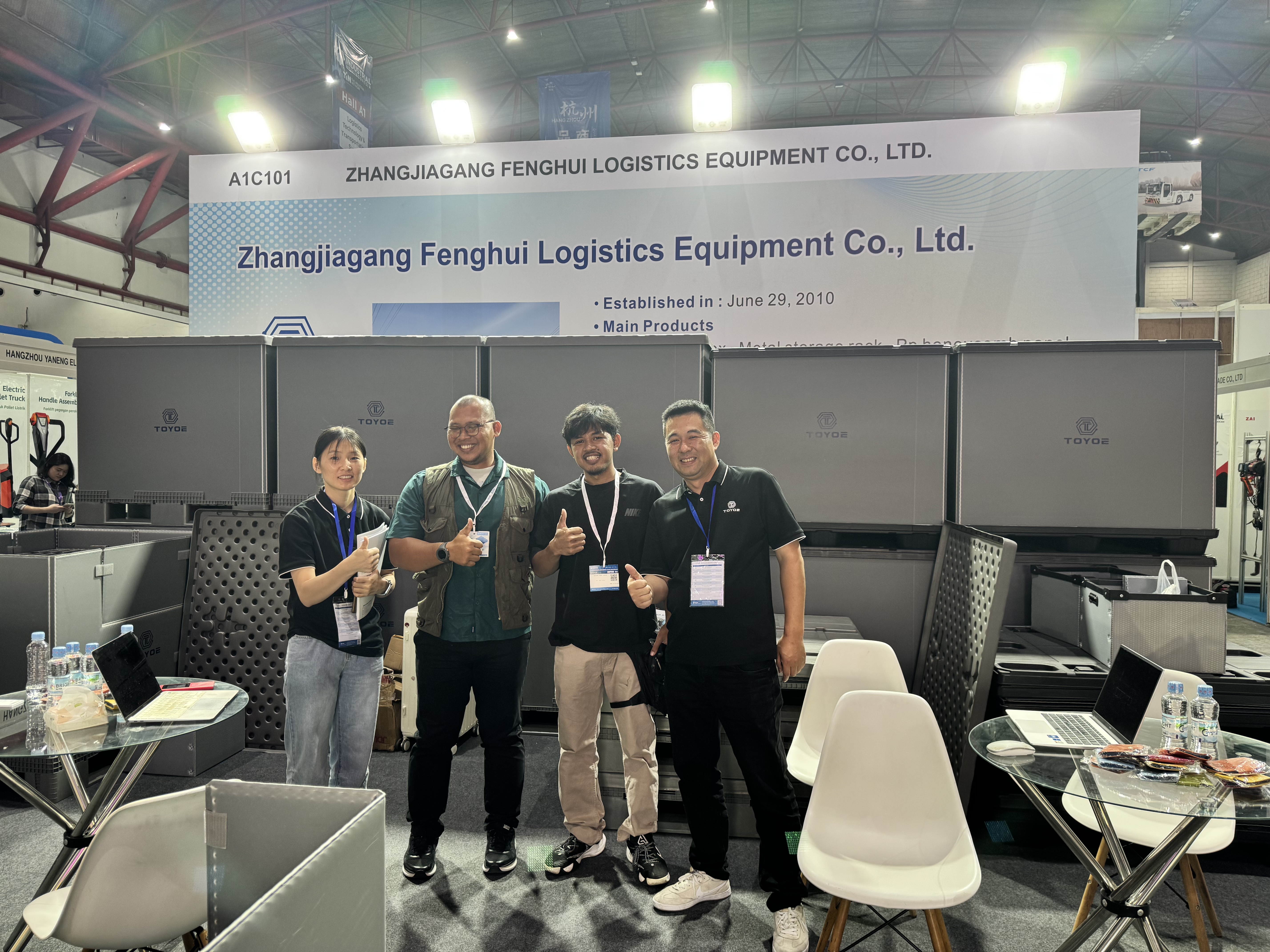 ถ่ายภาพหมู่ในนิทรรศการ