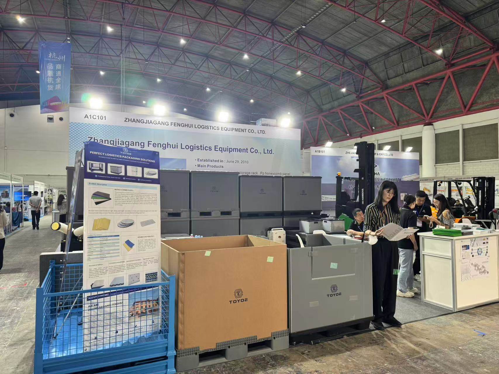 ถ่ายภาพหมู่ในนิทรรศการ