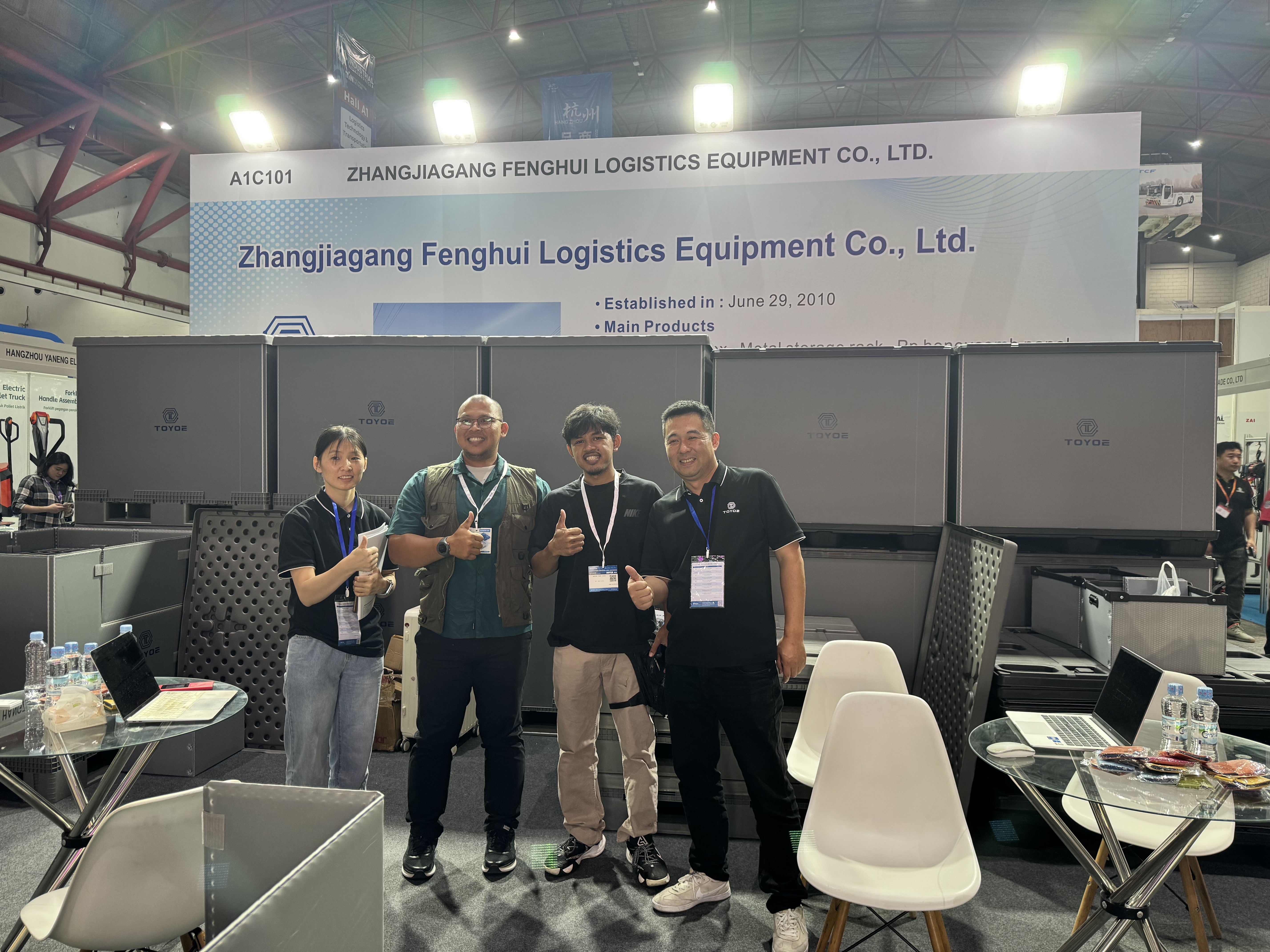 ถ่ายภาพหมู่ในนิทรรศการ