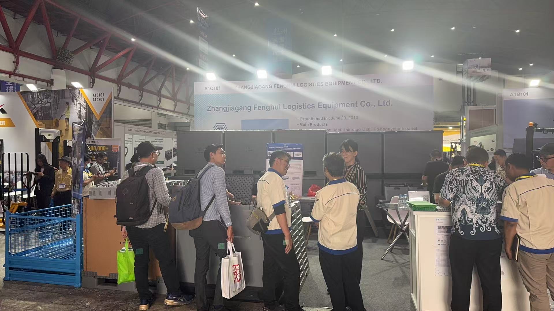 ภาพหมู่ลูกค้านิทรรศการ